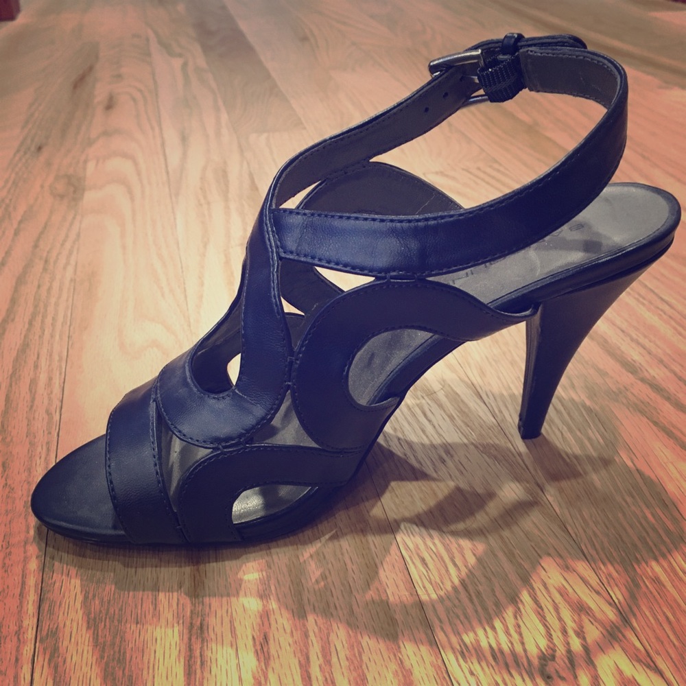 Bandolino strapped navy blue pumps